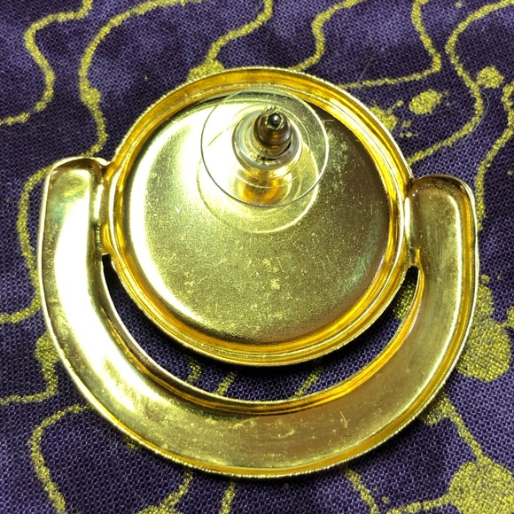 Contemporary Vintage Gold Tone and Green Plastic Center Fashion Earrings - Picture 3 of 3